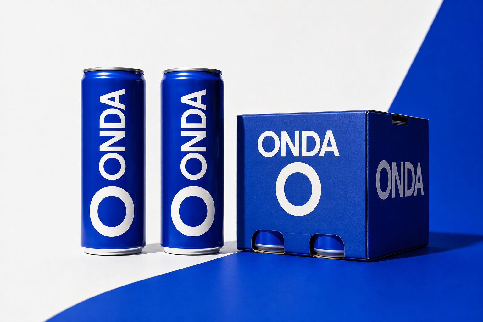 Latas ONDA y packaging en azul cobalto